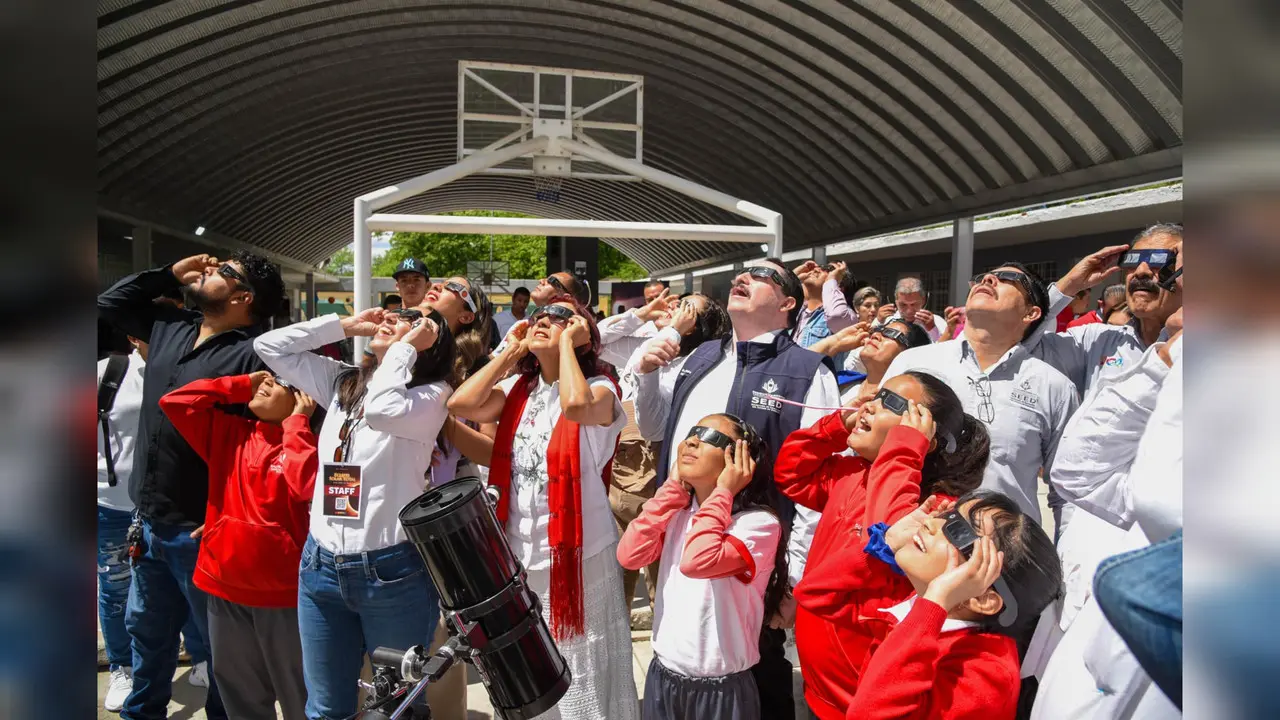 Observa la titular de la SEP el eclipse junto a niños duranguenses