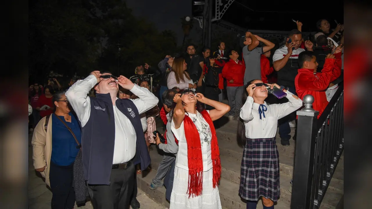 Observa la titular de la SEP el eclipse junto a niños duranguenses