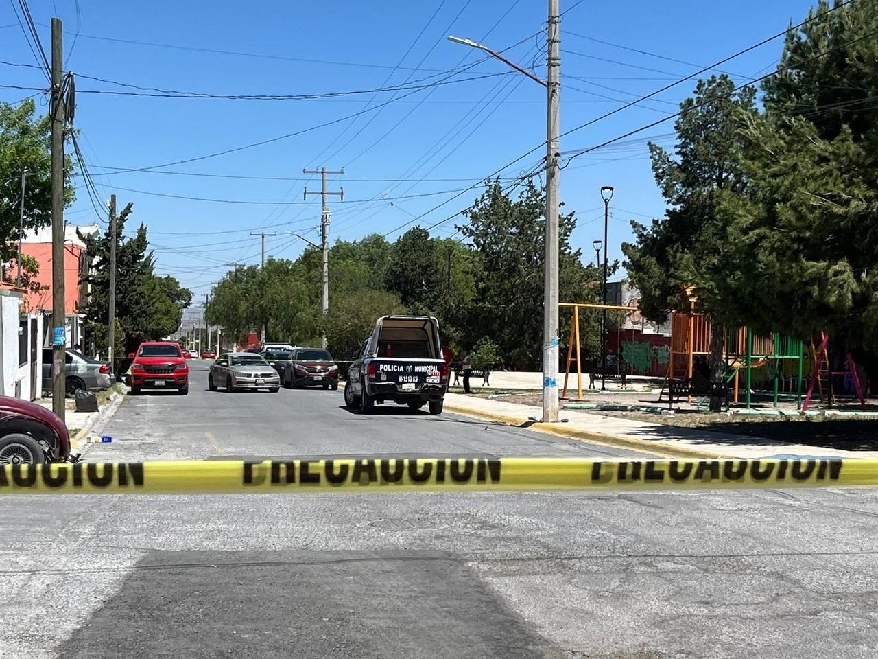 El domicilio fue cercado y personal de periciales recabó evidencias para establecer una posible causa de muerte. (Fotografía: Marco Juárez)