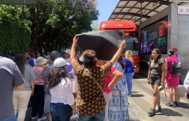 Bloquean Insurgentes. Vecinos exigen solución por agua contaminada