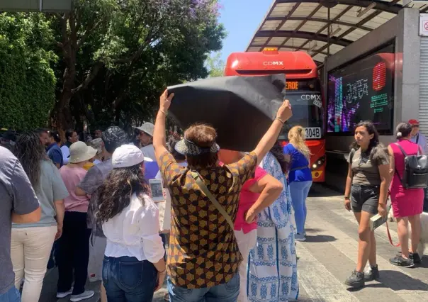 Bloquean Insurgentes. Vecinos exigen solución por agua contaminada