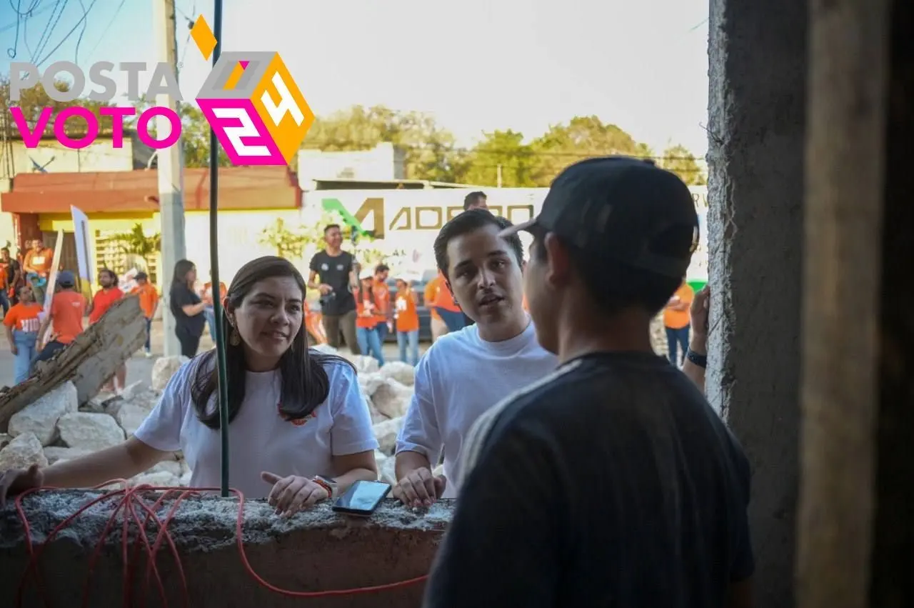 Vida Gómez, candidata a la gubernatura de Yucatán por Movimiento Ciudadano, habló con vecinos del centro sobre los problemas del agua y su suministro.- Foto de cortesía