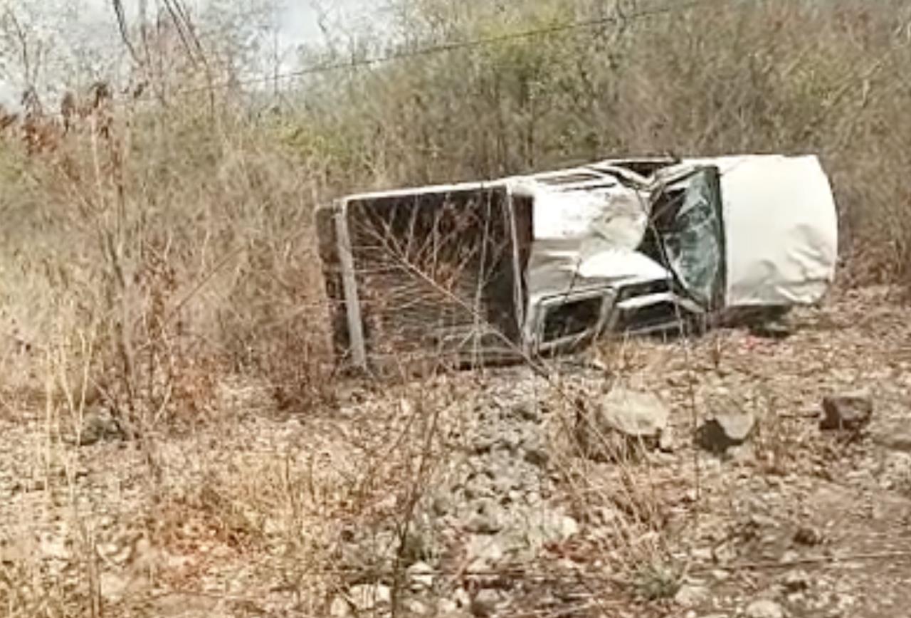 Una camioneta de doble cabina volcó en la vía Umán-Oxholón dejando a sus ocupantes con lesiones que requirieron hospitalización.- Foto de redes sociales