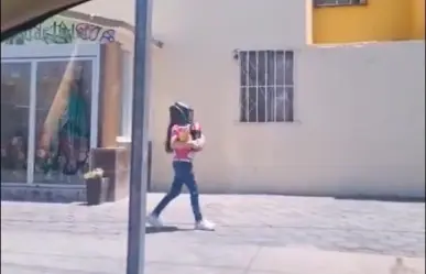 Usa niña casco de soldador para ir a la tienda durante el eclipse (VIDEO)