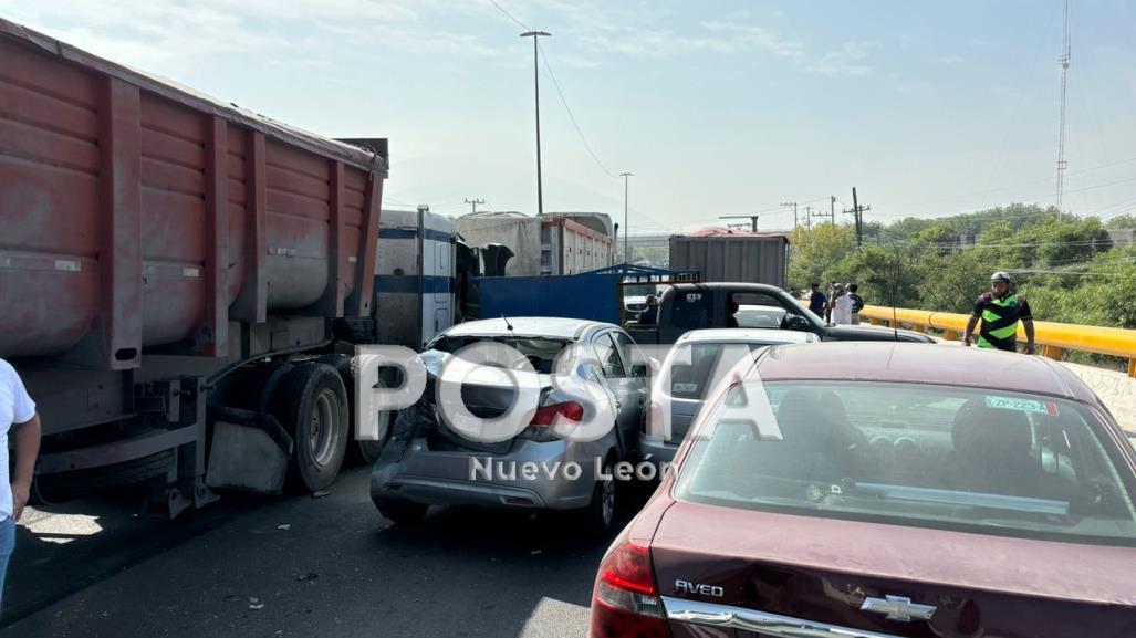 Choque carambola entre 12 autos deja cinco heridos en Escobedo