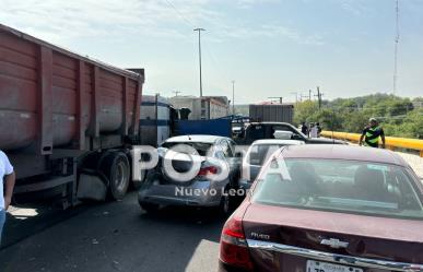 Choque carambola entre 12 autos deja cinco heridos en Escobedo