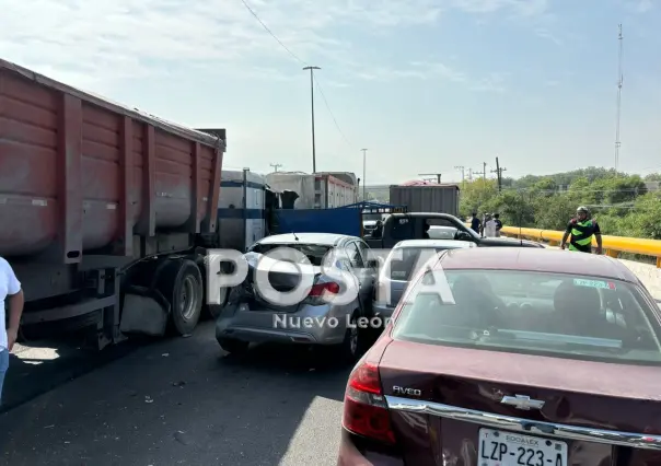 Choque carambola entre 12 autos deja cinco heridos en Escobedo