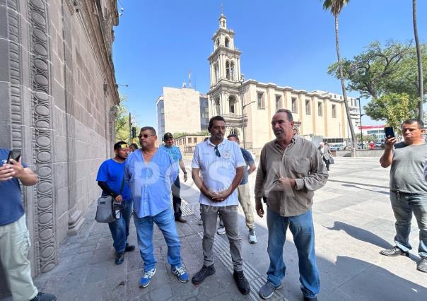 Amenazan taxistas con bloqueos si no les entregan carta de no antecedentes