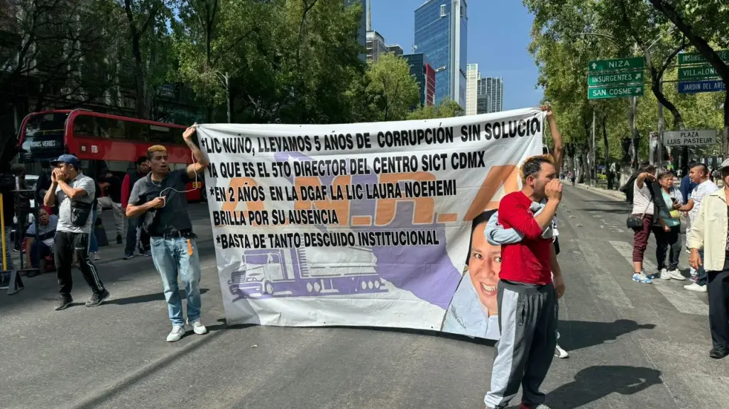 Transportistas cierran Paseo de la Reforma, acusan a dirigentes de no atenderlos