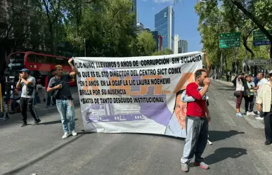 Transportistas cierran Paseo de la Reforma, acusan a dirigentes de no atenderlos