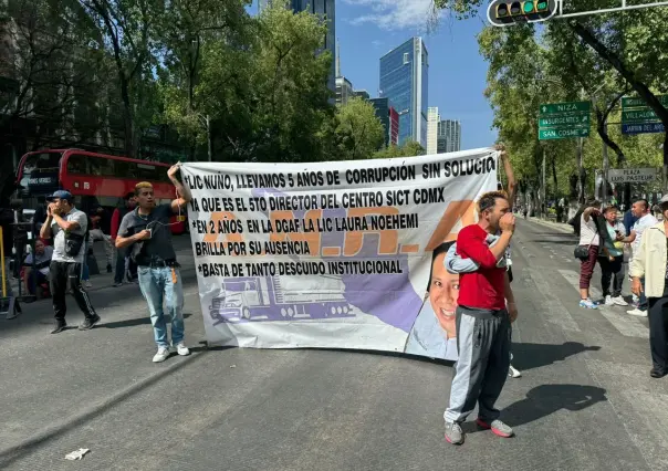 Transportistas cierran Paseo de la Reforma, acusan a dirigentes de no atenderlos