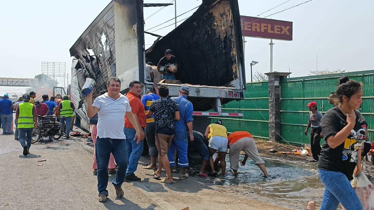 Vecinos se surtieron de carne, cerveza y otros productos luego del incendio repentino de un tráiler en la carretera a Villahermosa en Tabasco Foto: Armando de la Rosa