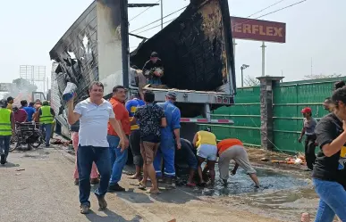 Se incendia tráiler en Tabasco y pobladores realizan actos de rapiña