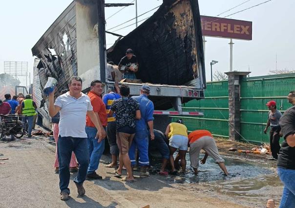 Se incendia tráiler en Tabasco y pobladores realizan actos de rapiña