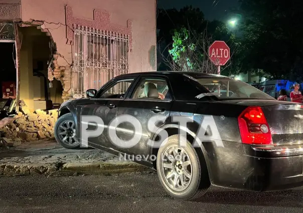 Hombre asalta taquería, choca contra domicilio y huye