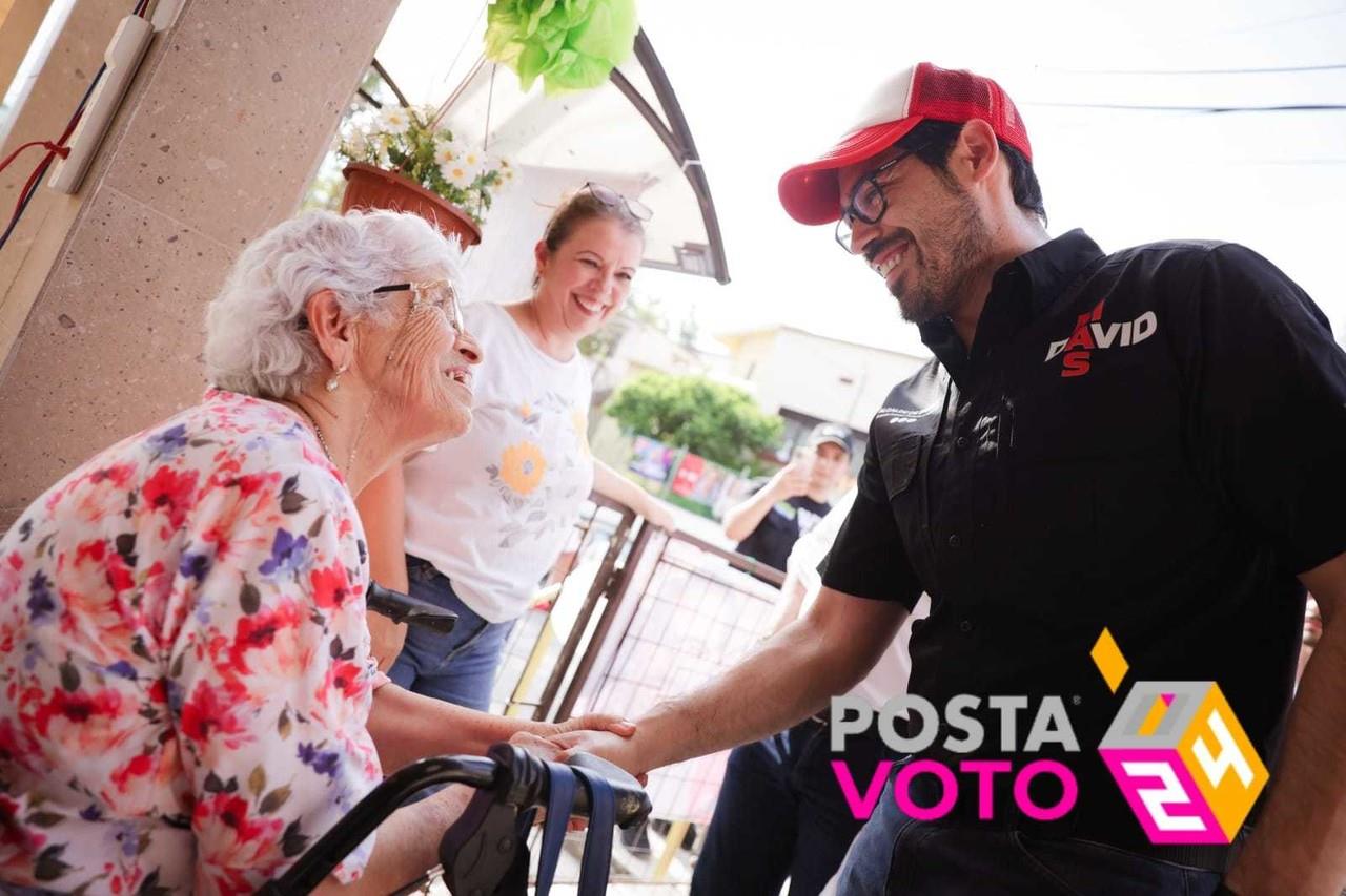 La propuesta de las farmacias municipales fue presentada durante el recorrido casa por casa en la Lomita y Terreros. Foto: Especial.