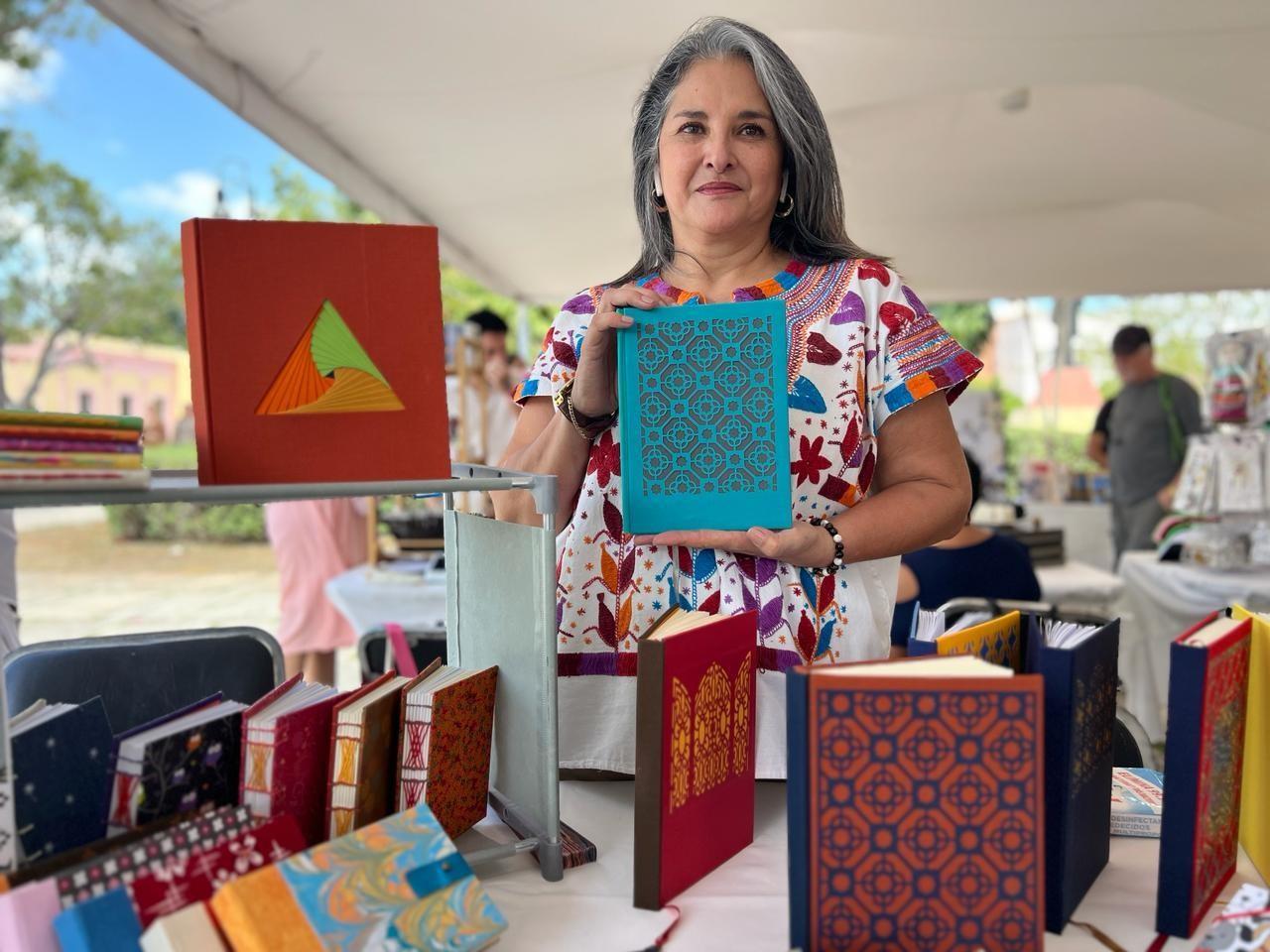 Adriana Alvarado encuaderna libros y libretas desde hace varios años lo que le ha llevado a perfeccionar su técnica.- Foto de Irving Gil