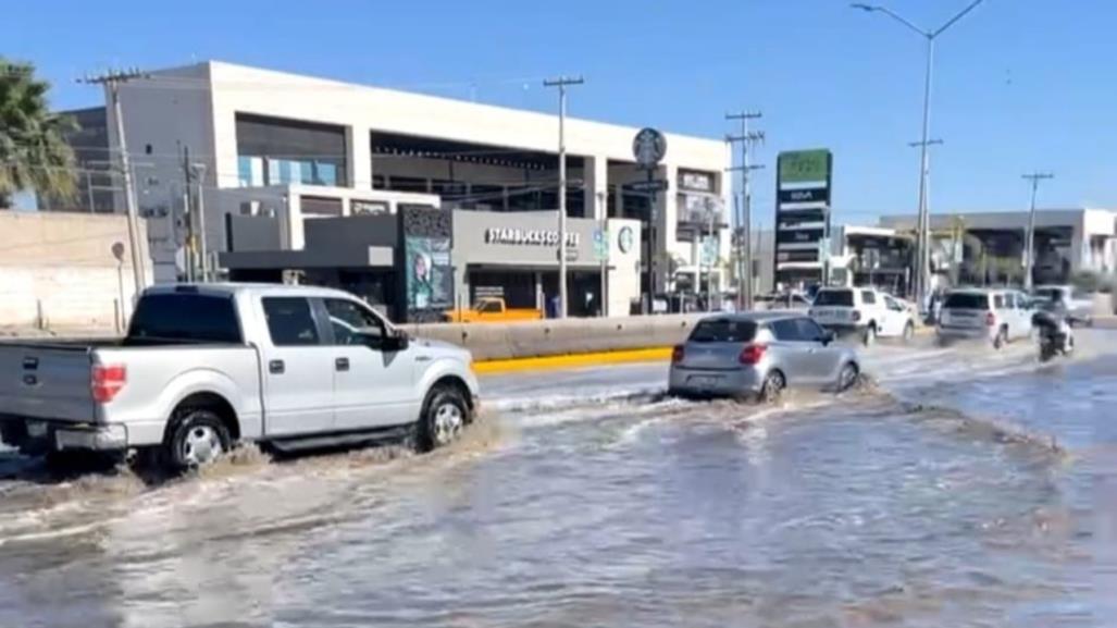 ¡Aguas! Se desborda canal de riego en Torreón 