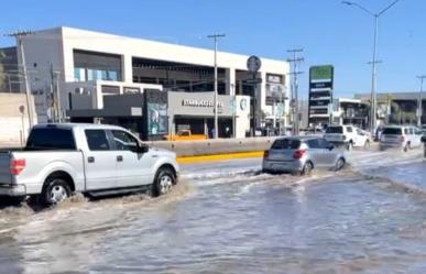 ¡Aguas! Se desborda canal de riego en Torreón 