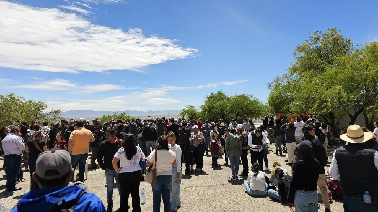 Falso que se haya vendido un espacio público como el Mirador a extranjeros para avistar el eclipse, más de dos mil turistas estuvieron en la zona. Foto: Cortesía.