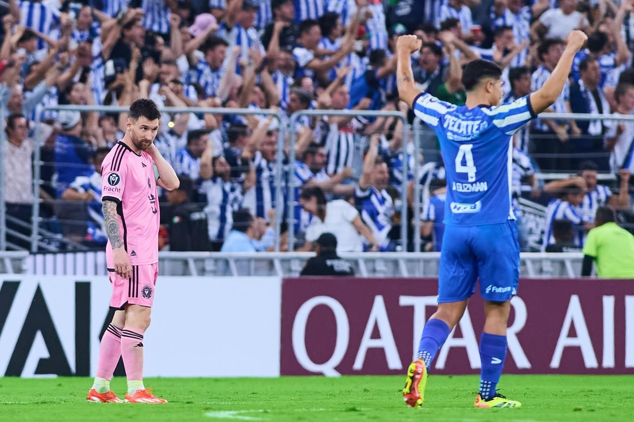 Desde el inicio del encuentro, la afición rayada se hizo sentir en las gradas abucheando a Messi en cada intervención que tuvo. Foto: Rayados/X.