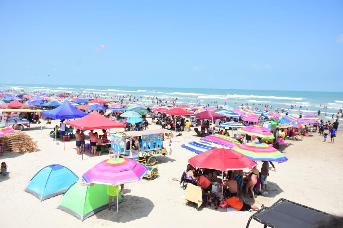 Playa Miramar, en Ciudad Madero, lució abarrotada durante todo el periodo vacacional de Semana Santa. Foto: Agencia.