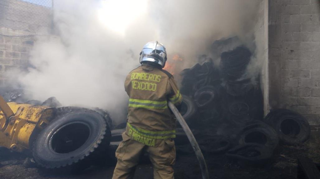 Se queman llantas en predio en Texcoco