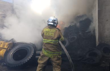 Se queman llantas en predio en Texcoco