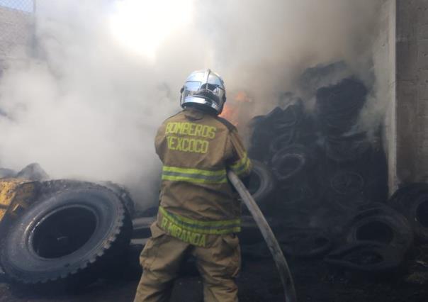 Se queman llantas en predio en Texcoco