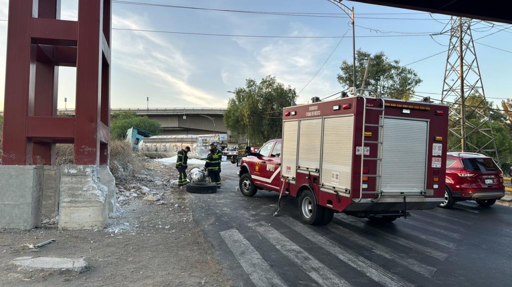 Vuelca pipa cargada de almidón en alcaldía Gustavo A. Madero