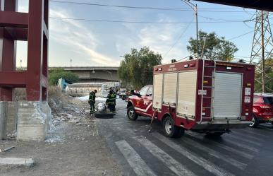 Vuelca pipa cargada de almidón en alcaldía Gustavo A. Madero