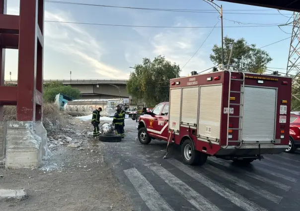 Vuelca pipa cargada de almidón en alcaldía Gustavo A. Madero