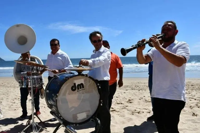 Joe Benjamin, disfrutó de la música de banda, además que también tocó la tambora y los platillos. Foto: Redes Sociales.