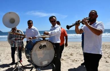 Disfruta embajador de Reino Unido en México de la música de banda