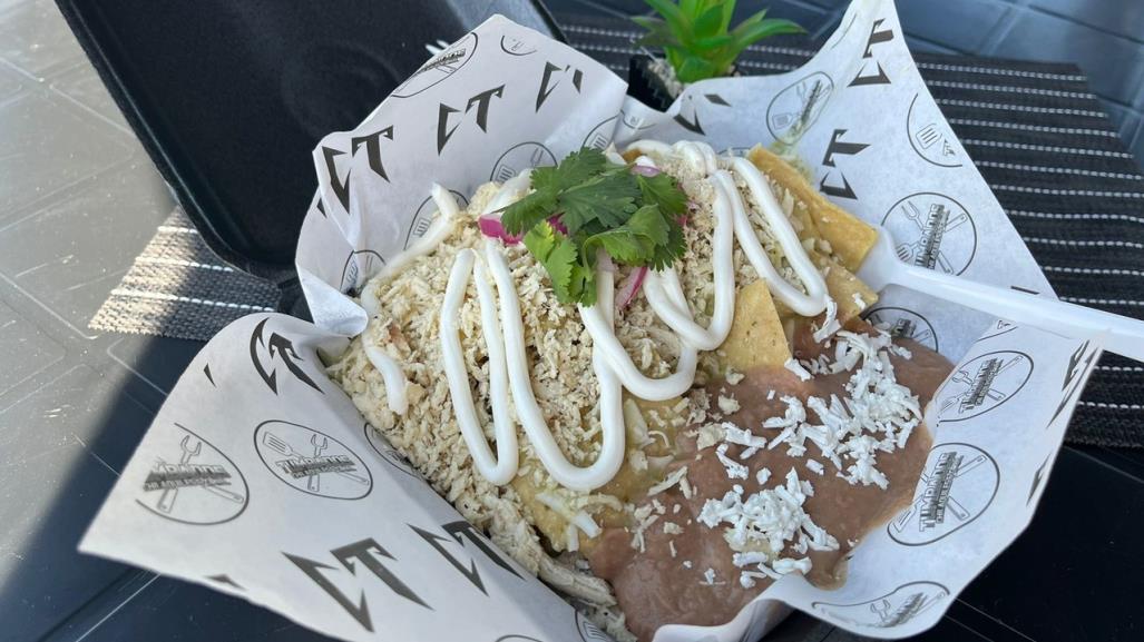 ¿”Chilaquiles Tumbados” en Monterrey? Natanael Cano atiende el negocio