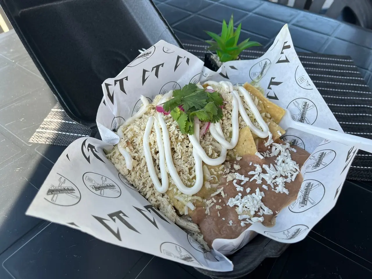 ¿”Chilaquiles Tumbados” en Monterrey? Natanael Cano atiende el negocio