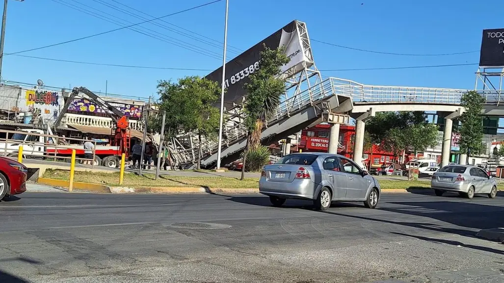 ¡Lo que nos faltaba! Grúa derrumba puente en San Nicolás