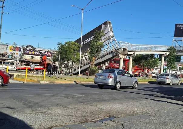 ¡Lo que nos faltaba! Grúa derrumba puente en San Nicolás