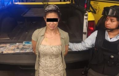 Paga mujer viaje a taxista con billetes falsos y la arrestan