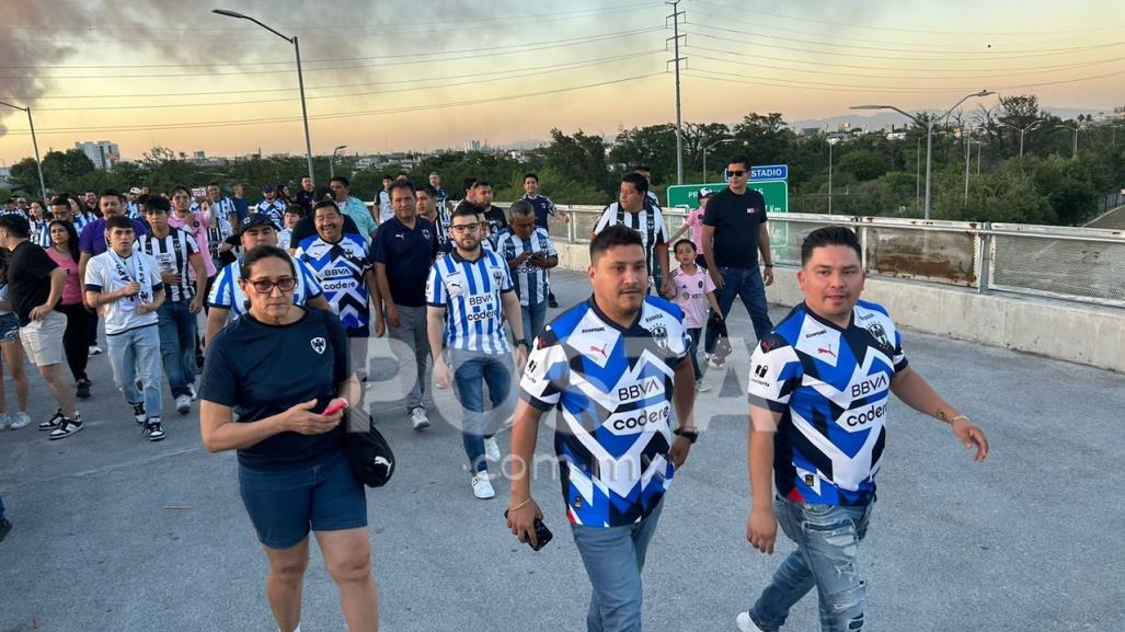 Aficionados rayados comienzan a llenar el Estadio BBVA