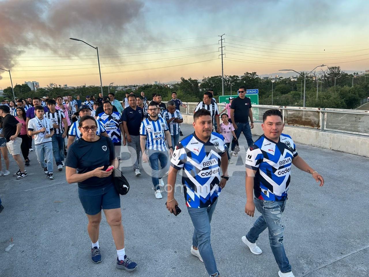 Aficionados de Rayados emocionados al acudir al encuentro de su club y el Inter de Miami. Foto: Jorge López