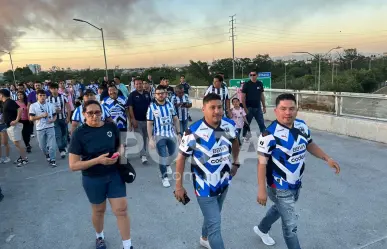 Aficionados rayados comienzan a llenar el Estadio BBVA