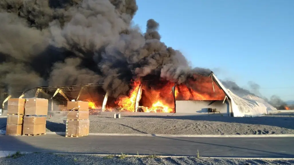 Incendio consume fábrica de Escobedo