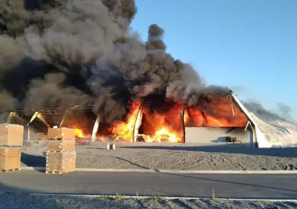 Incendio consume fábrica de Escobedo