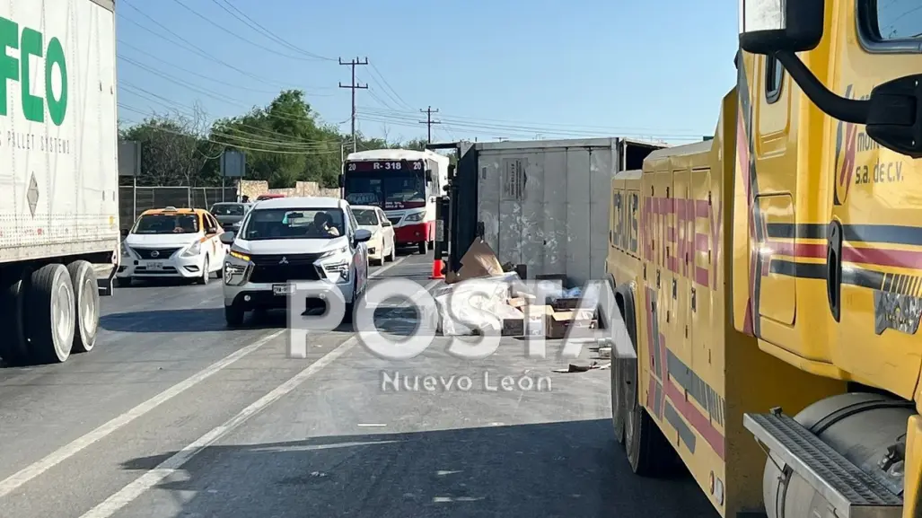 Vuelca tráiler y causa caos en la Carretera a Laredo