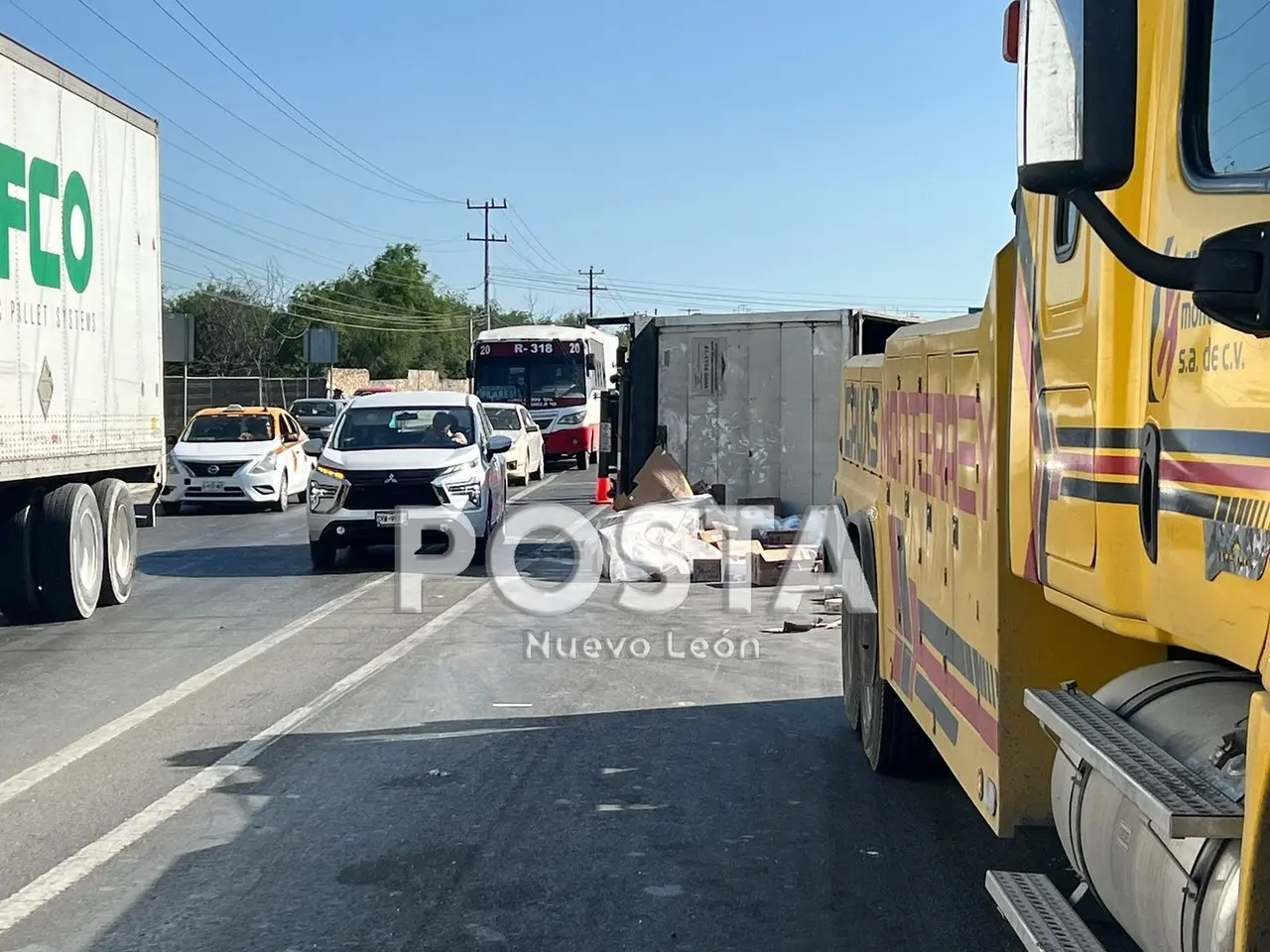 Vuelca tráiler y causa caos en la Carretera a Laredo