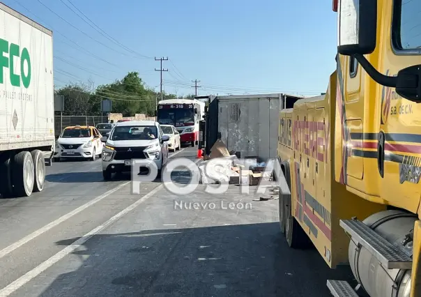 Vuelca tráiler y causa caos en la Carretera a Laredo