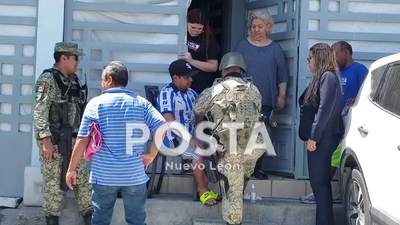 El hombre herido en las manos recibió el apoyo de elementos de la Sedena. Foto: Raymundo Elizalde