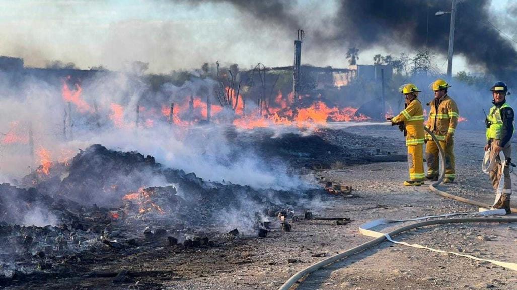 Bomberos evitan extensión de incendio en lote baldío de Pesquería