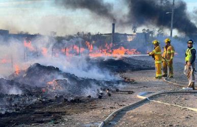 Bomberos evitan extensión de incendio en lote baldío de Pesquería